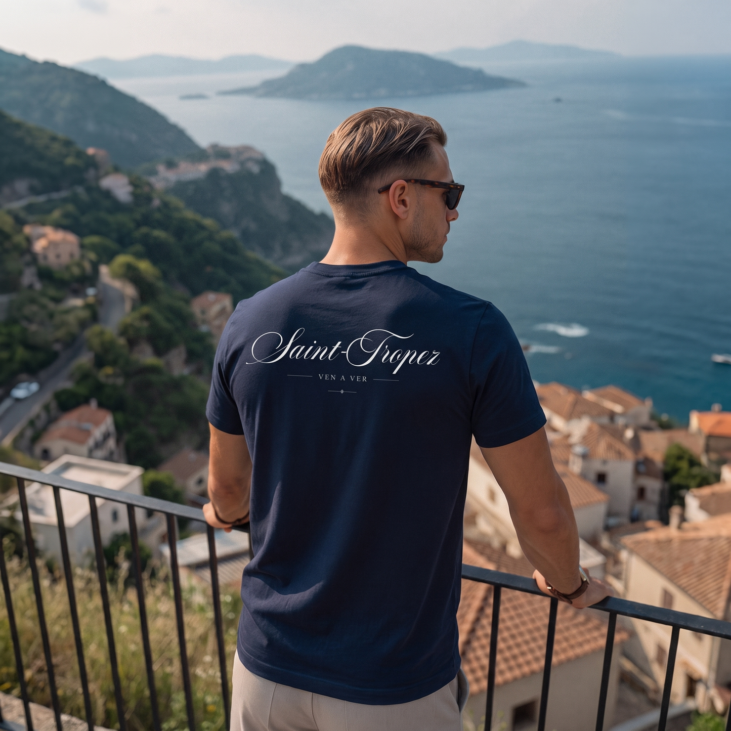 Saint-Tropez Script Tee navy – worn, lifestyle photo